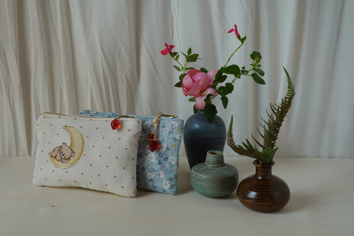 Flache Mini-Necessaire Blaue Blumen