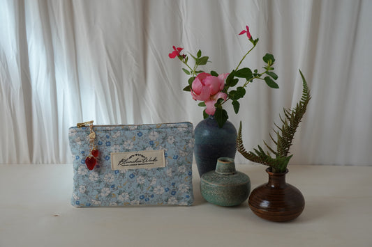Flache Mini-Necessaire Blaue Blumen